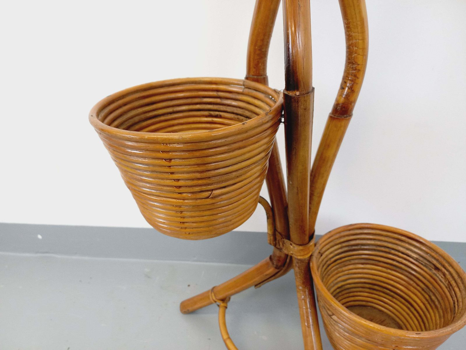 photo furniture Support à plantes tripode en rotin, années 1960