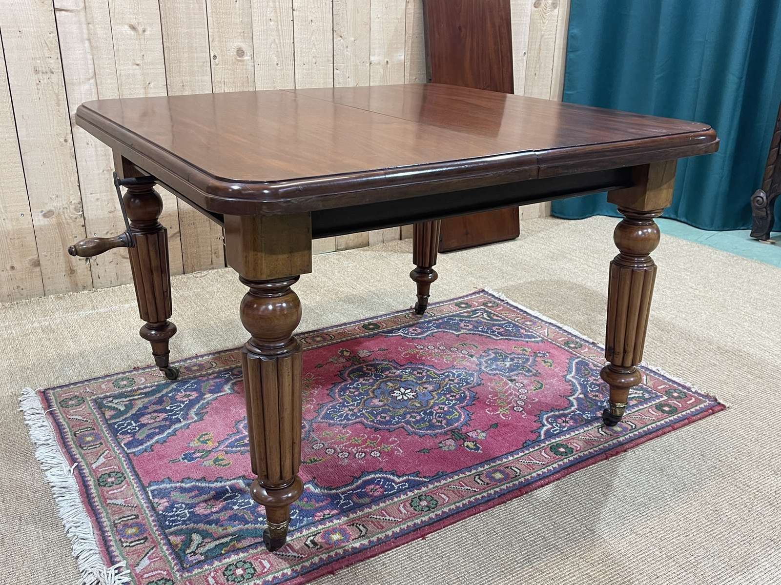 photo furniture Victorian Mahogany Crank Table From The 19th Century With 1 Extension