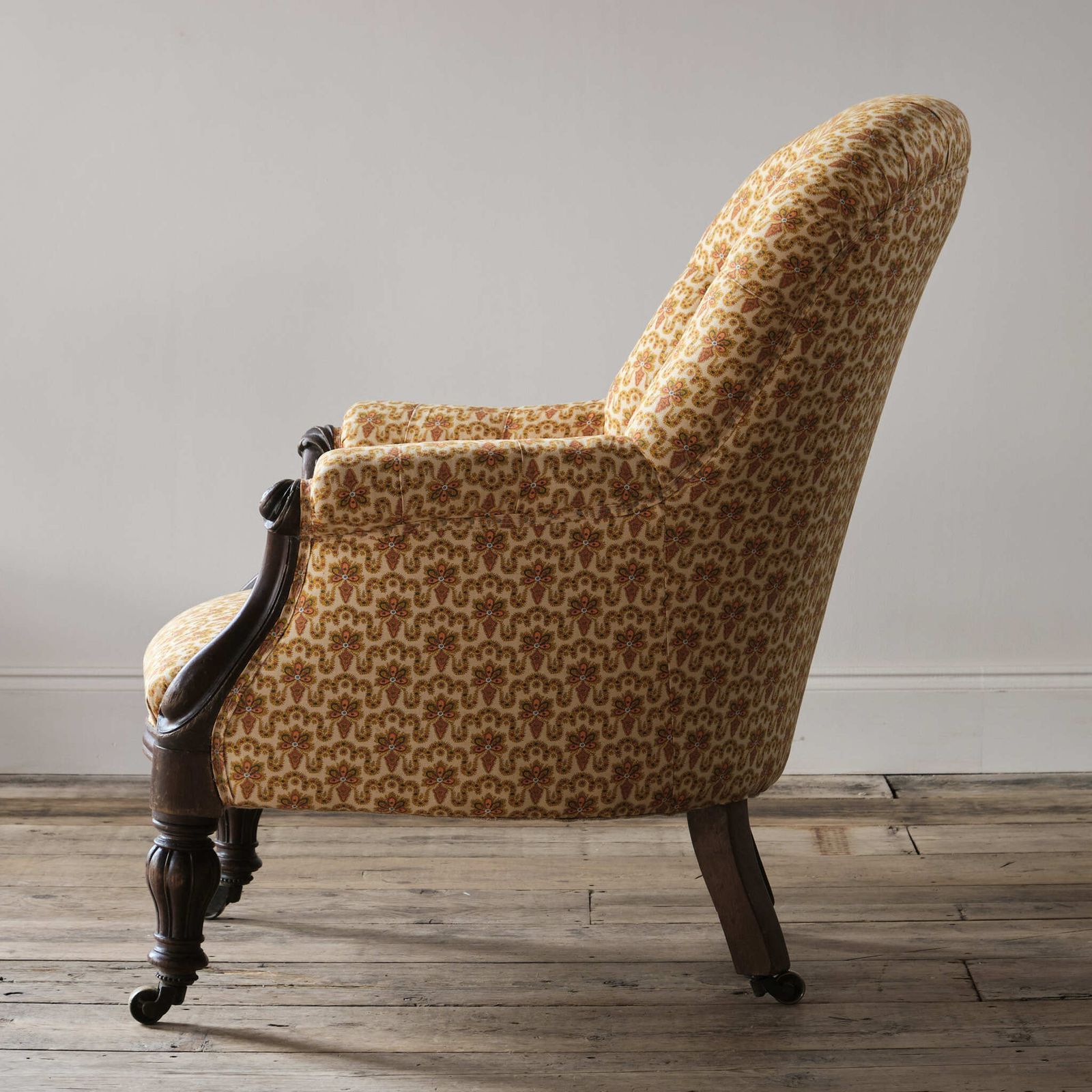 photo furniture 19th Century Buttoned Back Tub Armchair In Vintage French Cotton