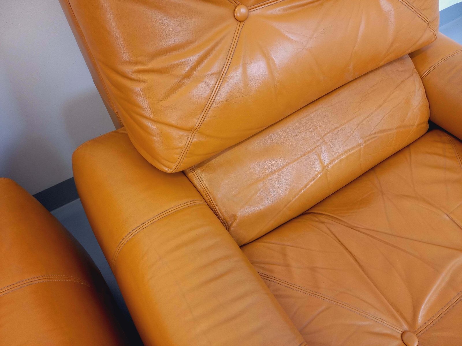 2 fauteuils lounge en cuir camel, années 1960 photo vintage