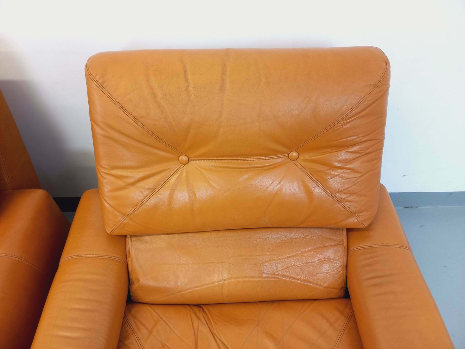 photo buy 2 fauteuils lounge en cuir camel, années 1960