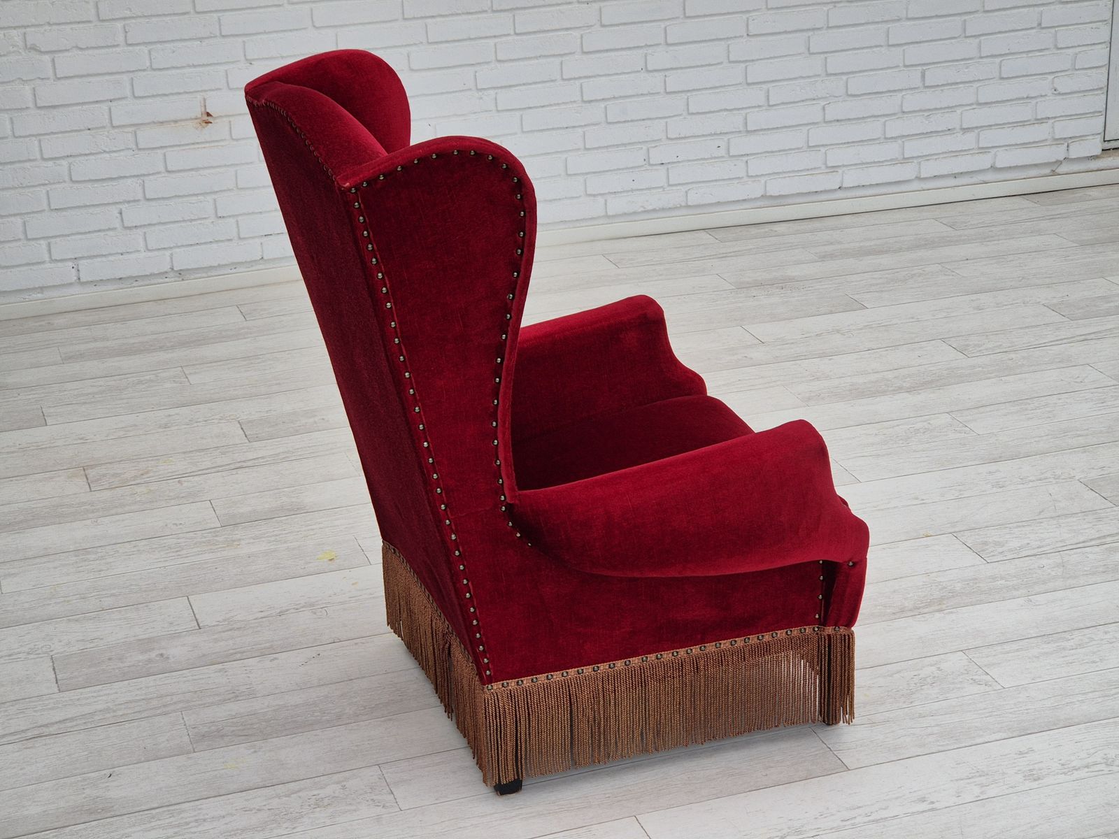 photo for sale Jaren 1960, Deense Wingback Fauteuil, Meubilairvelours, Eikenhouten Poten.
