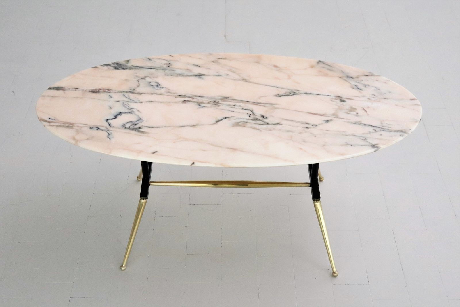 Italian Midcentury Coffee Table With Pink And Grey Marble And Brass Feet, 1950s photo vinterior