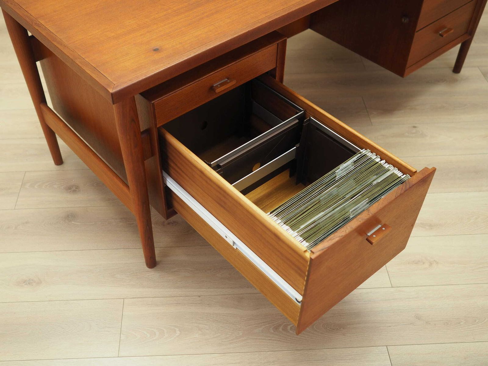 photo vintage Teak Desk, Danish Design, 1960s, Designer: Arne Vodder, Production: Sibast