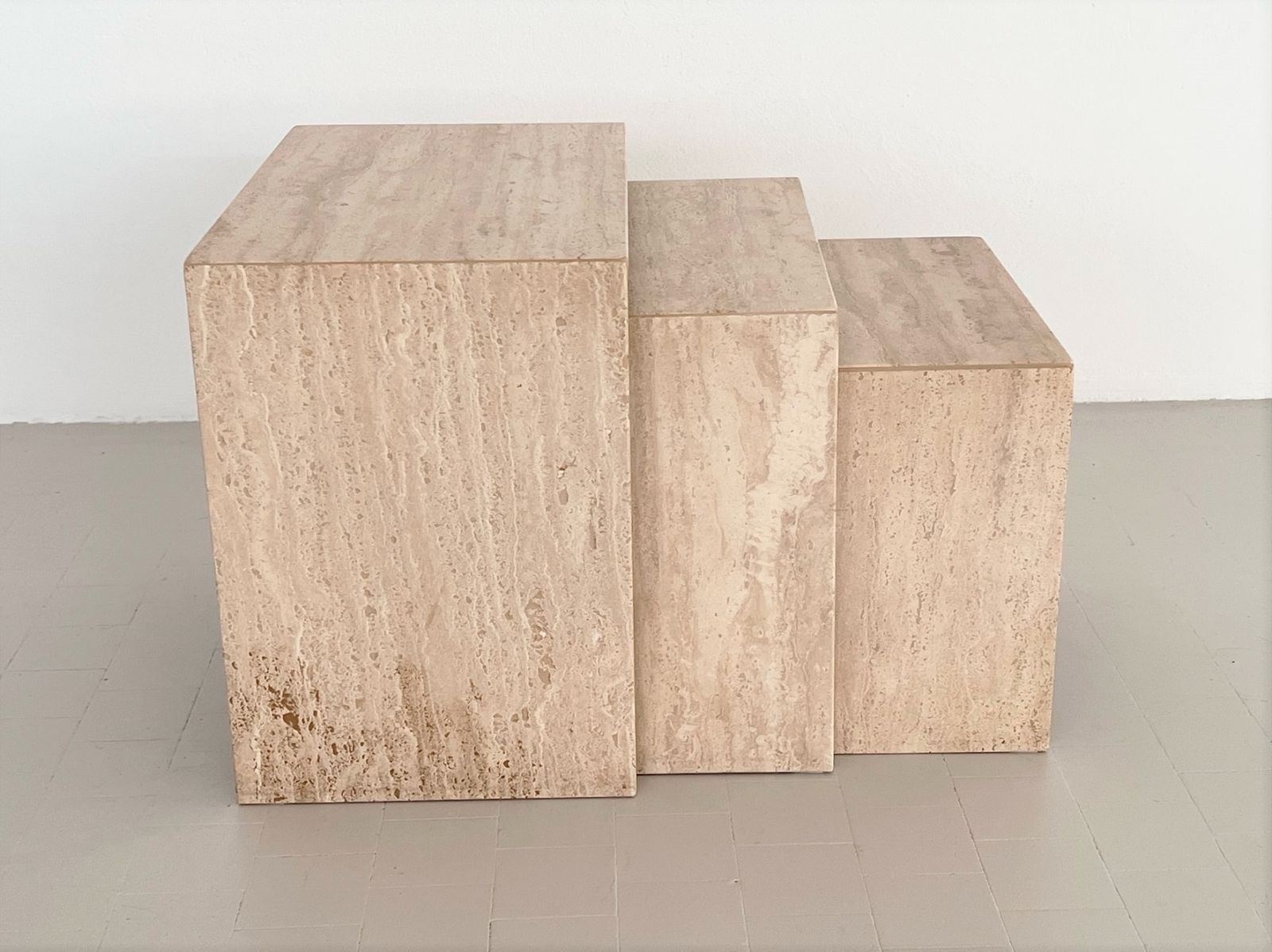 photo vintage Italian Midcentury Travertine Nesting Coffee Tables From The 1970s, Set Of Three