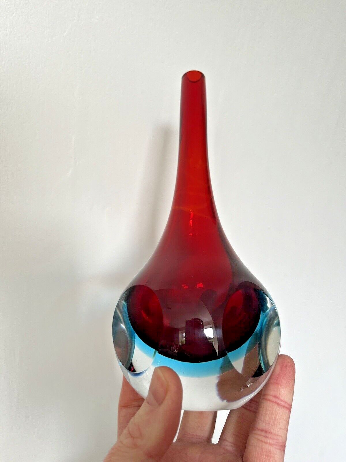 photo vintage Unusual Vintage Red & Blue Sommerso Round Faceted Glass Bud Vase Murano Style Cenedese Formia Oball 5th Avenue Fifth Ave