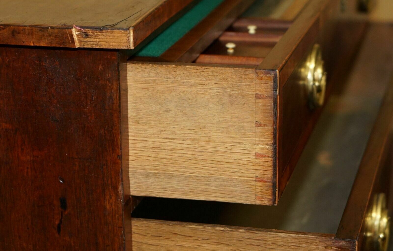 photo vintage Antique George III Bachelors Chest Of Drawers Attributed To Gillows Of Lancaster