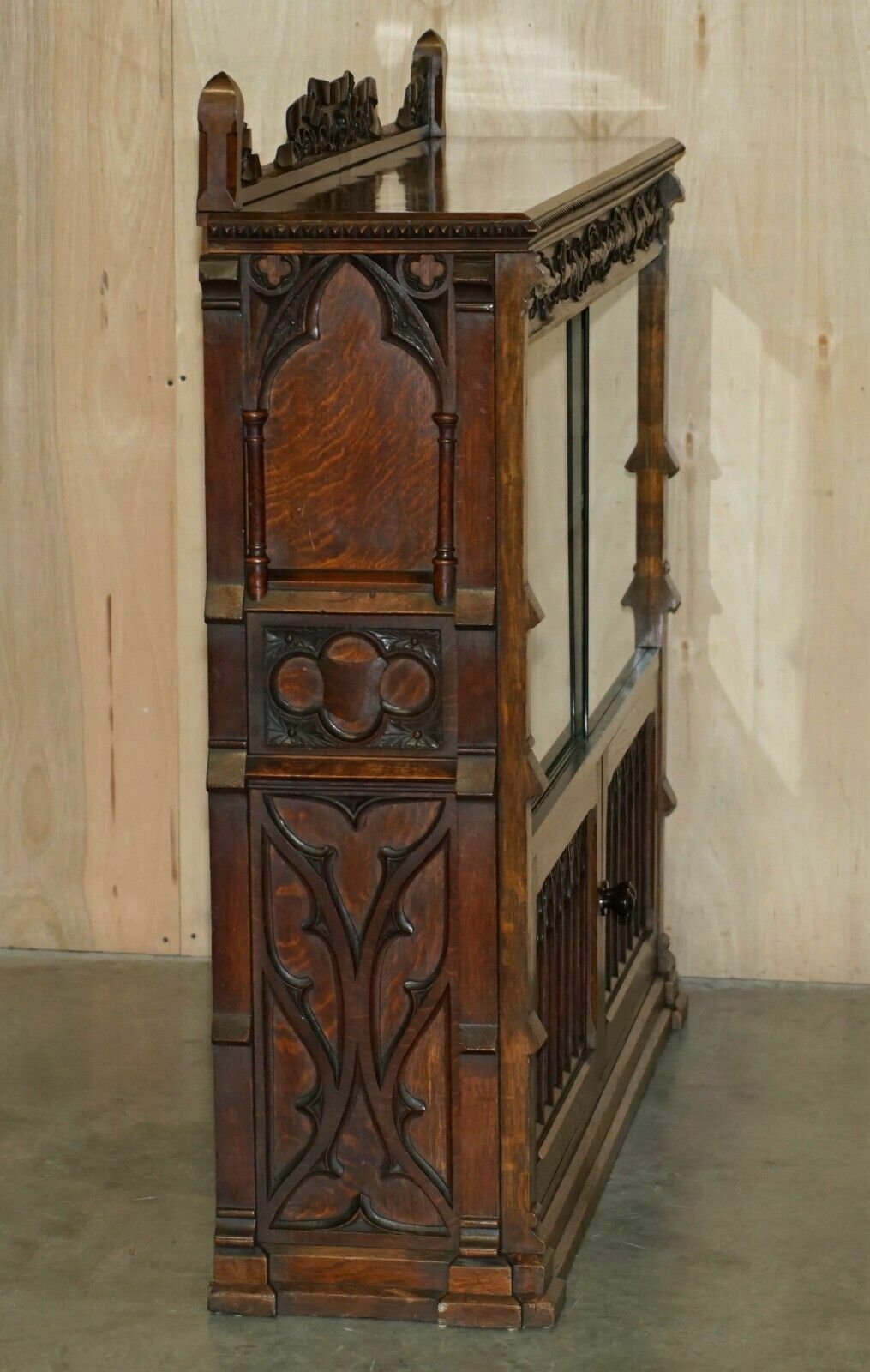 photo vinterior Exquisite & Important Ornately Hand Carved Gothic Revival Pugin Style Bookcase