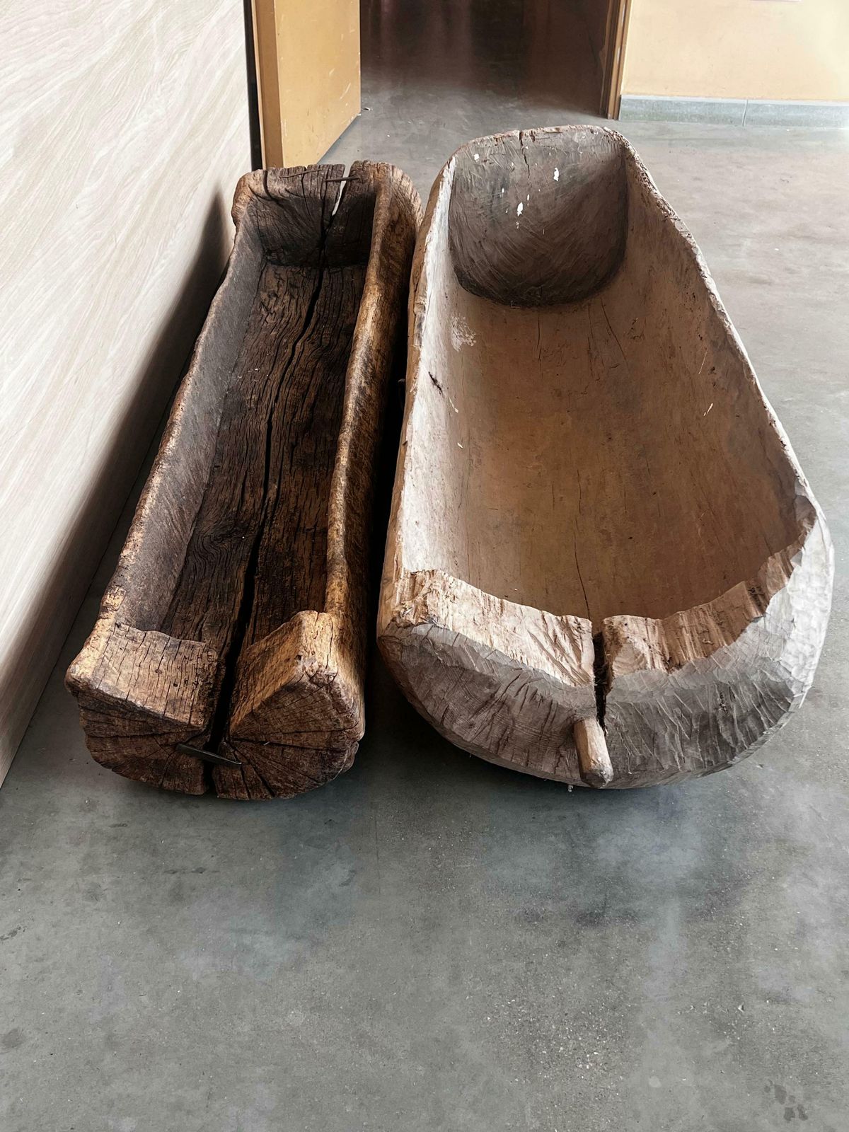 Jardinière d'époque espagnole en tronc d'arbre évidé, style Brutalist et primitif, 1700 photo furniture