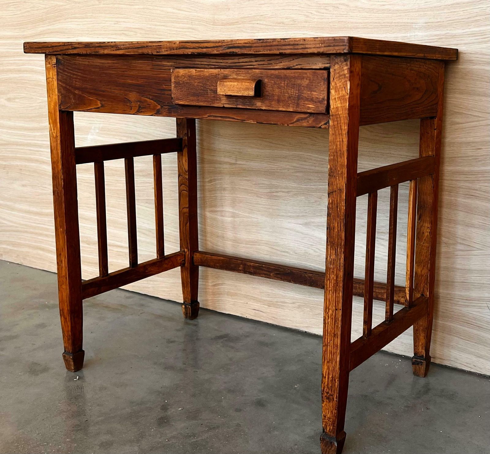 Mobilier Table d'appoint ou bureau folk art, Scandinavie, début du XIXe siècle photo