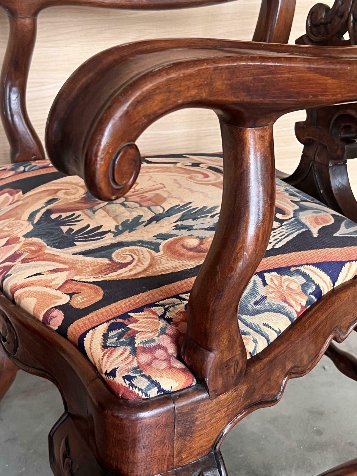 Mobilier Paire de fauteuils de salle à manger Chippendale gothique en acajou massif, 1890 photo