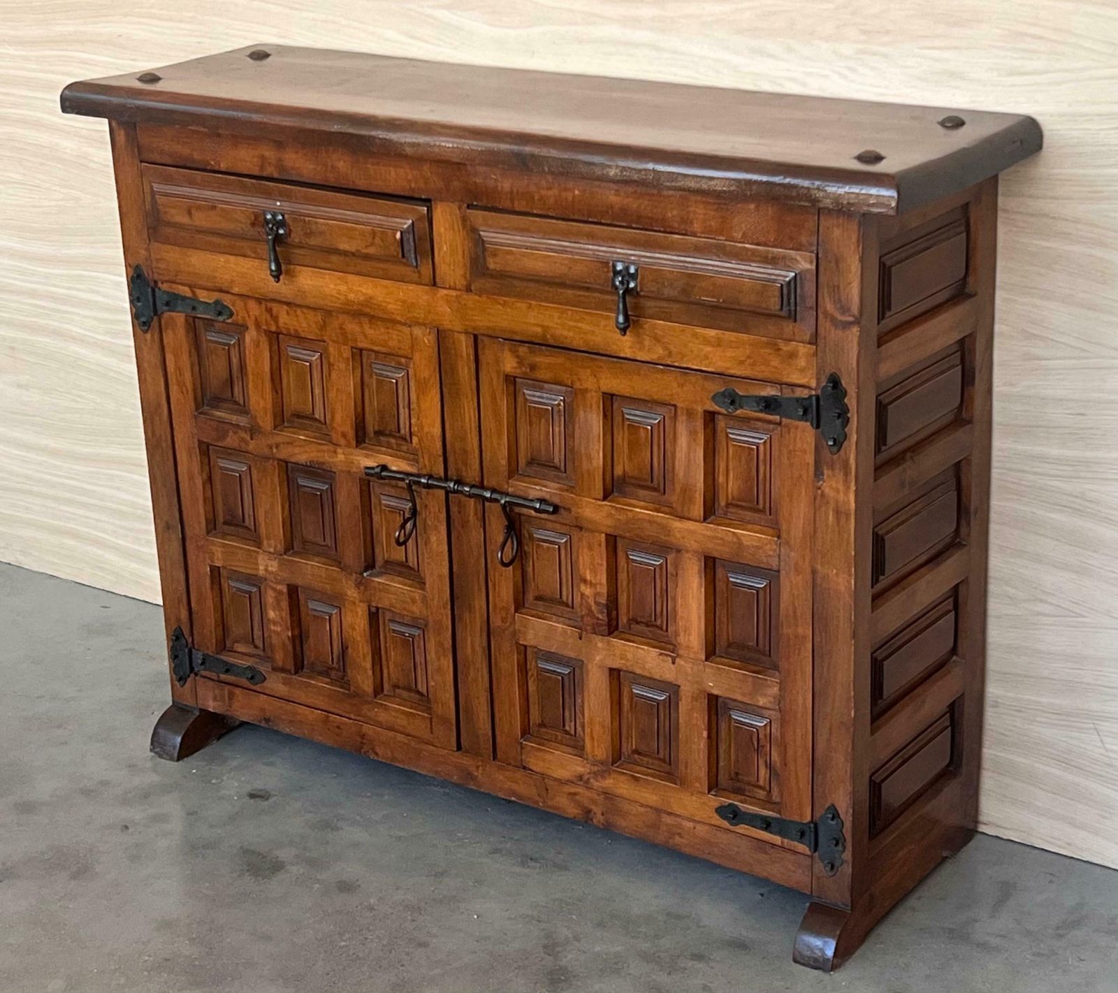 Buffet baroque espagnol à deux tiroirs en noyer sculpté, XIXe siècle photo for sale