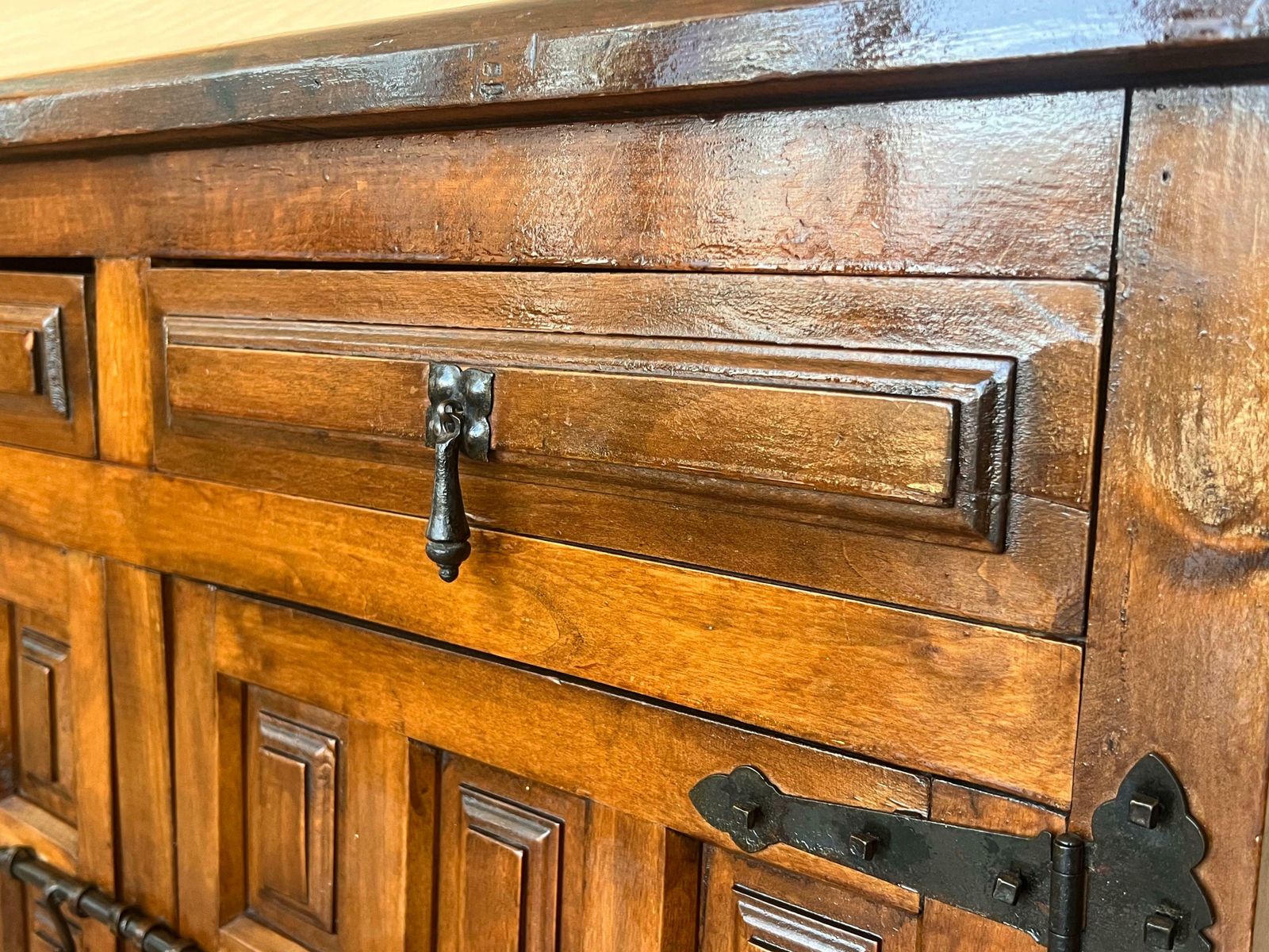 photo furniture Buffet baroque espagnol à deux tiroirs en noyer sculpté, XIXe siècle