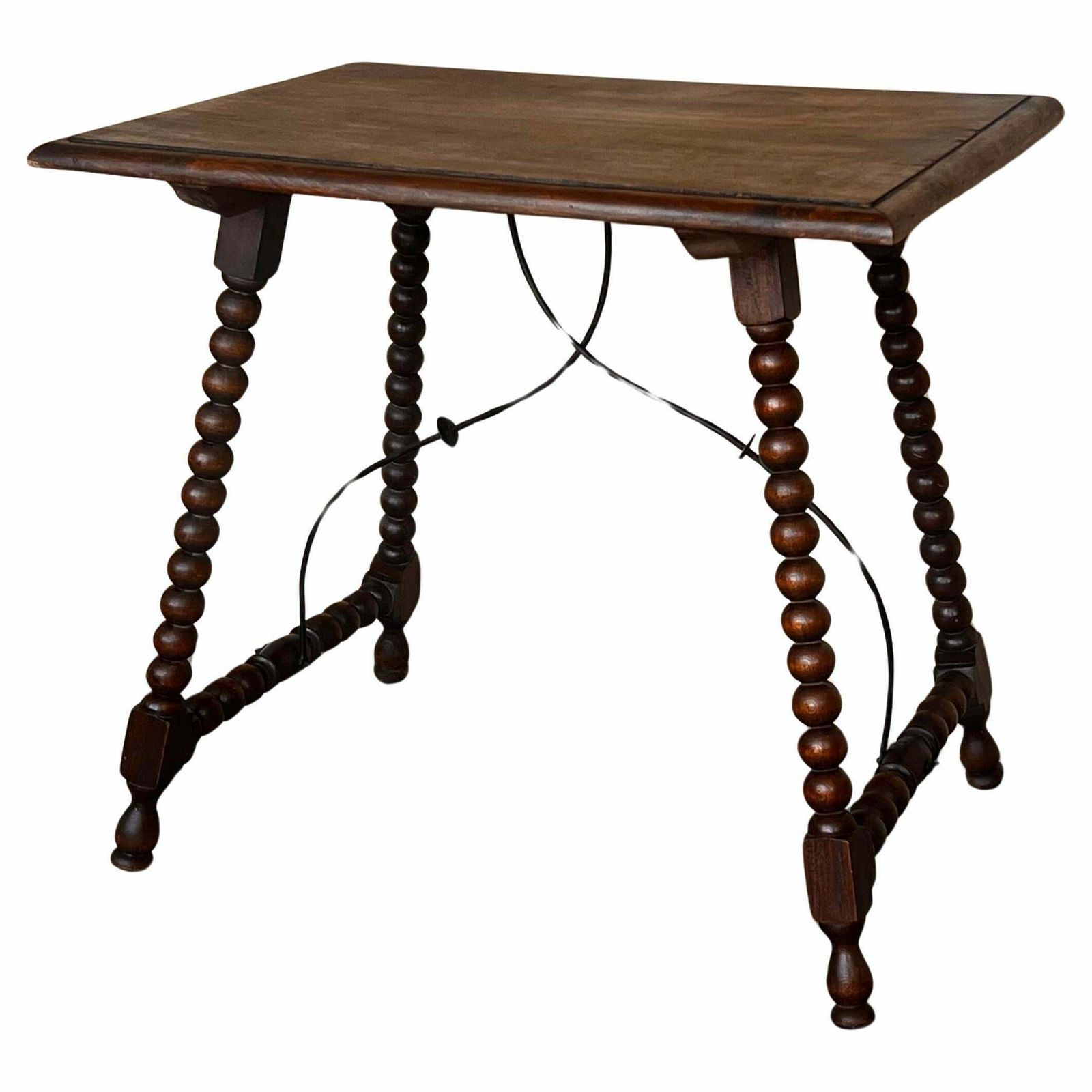 Table d'appoint espagnole du XIXe siècle, pieds tournés et entretoise en fer