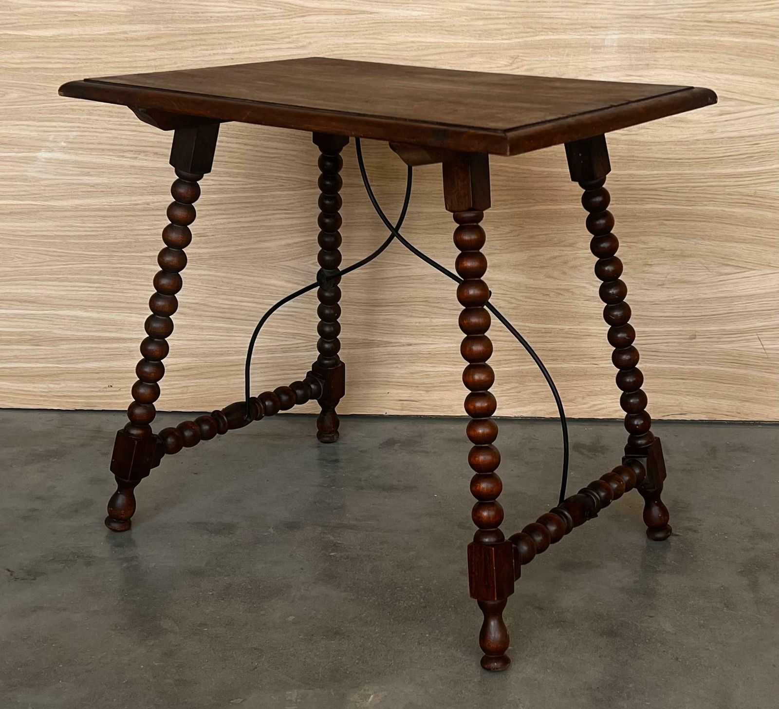 Table d'appoint espagnole du XIXe siècle, pieds tournés et entretoise en fer photo buy