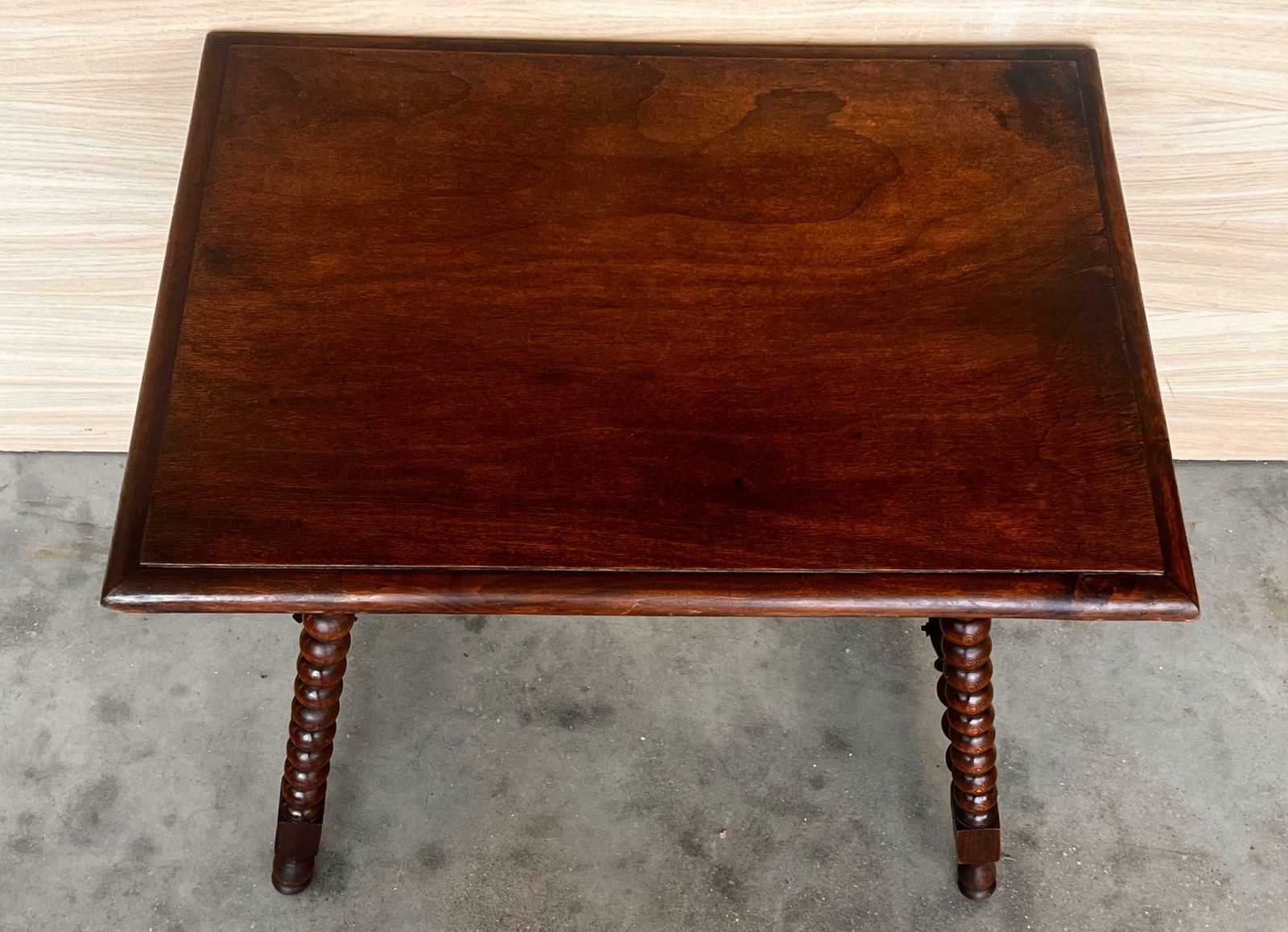 Table d'appoint espagnole du XIXe siècle, pieds tournés et entretoise en fer photo vintage