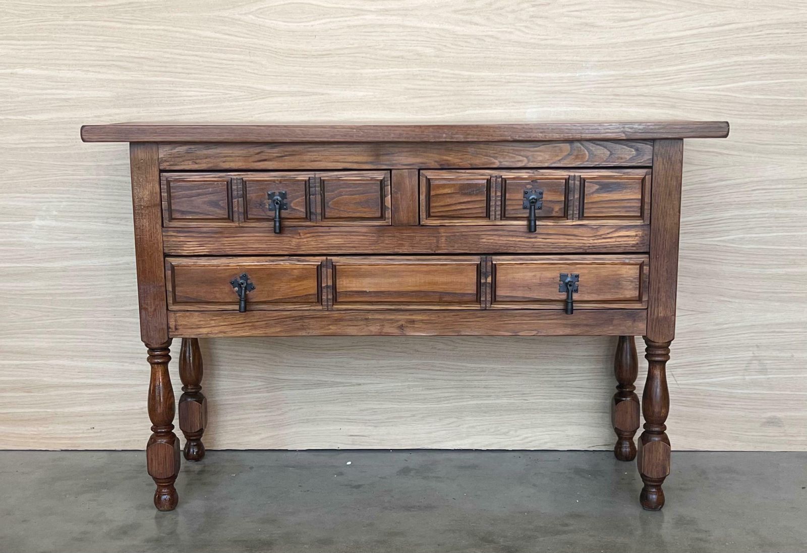 Console catalane espagnole en noyer sculpté, quatre tiroirs, XIXe siècle photo for sale