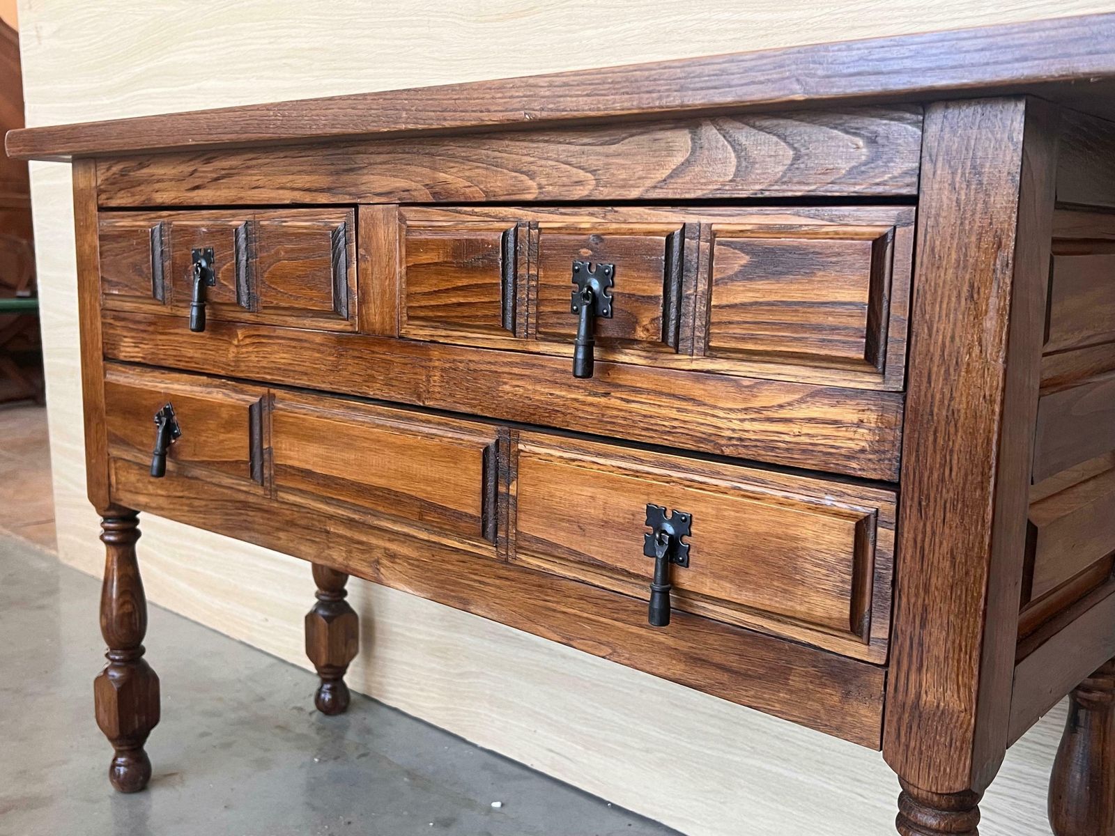 photo for sale Console catalane espagnole en noyer sculpté, quatre tiroirs, XIXe siècle