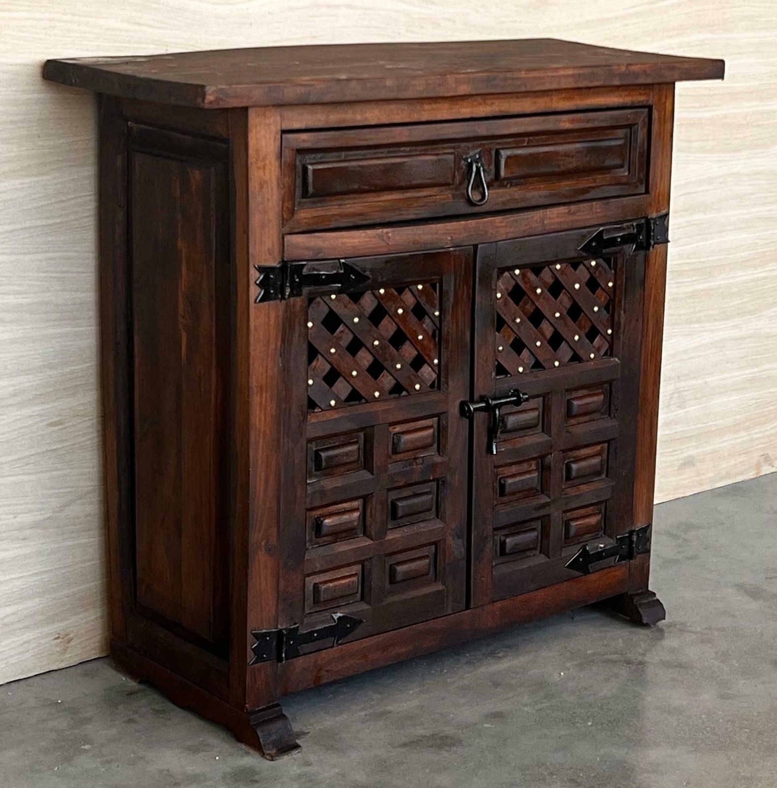 Commode espagnole en noyer sculpté, tables de chevet ou console étroite, années 1920 photo 1811.0