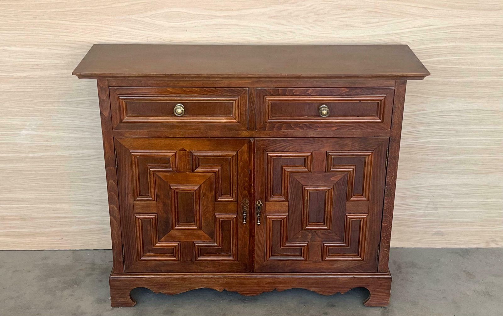 Commode catalane sculptée en noyer, highboy ou console, années 1920 photo for sale
