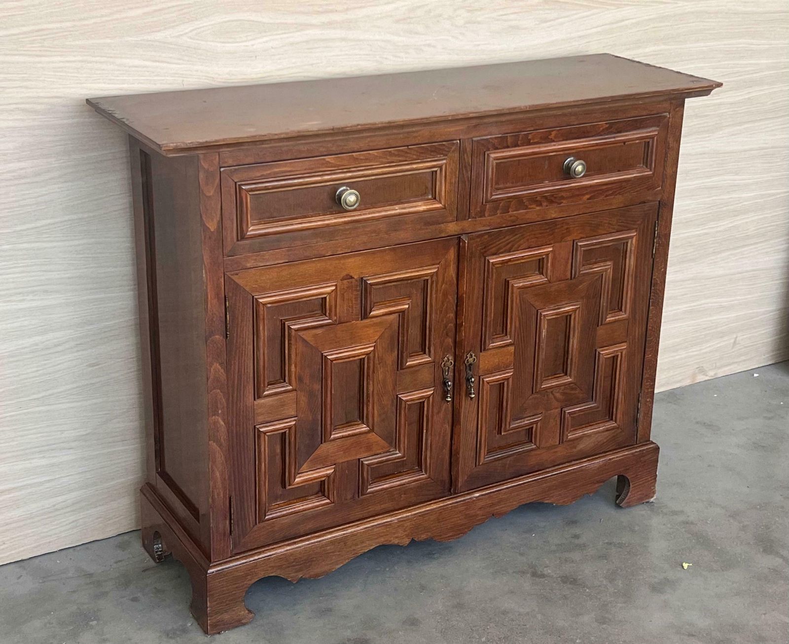 Commode catalane sculptée en noyer, highboy ou console, années 1920 photo vinterior