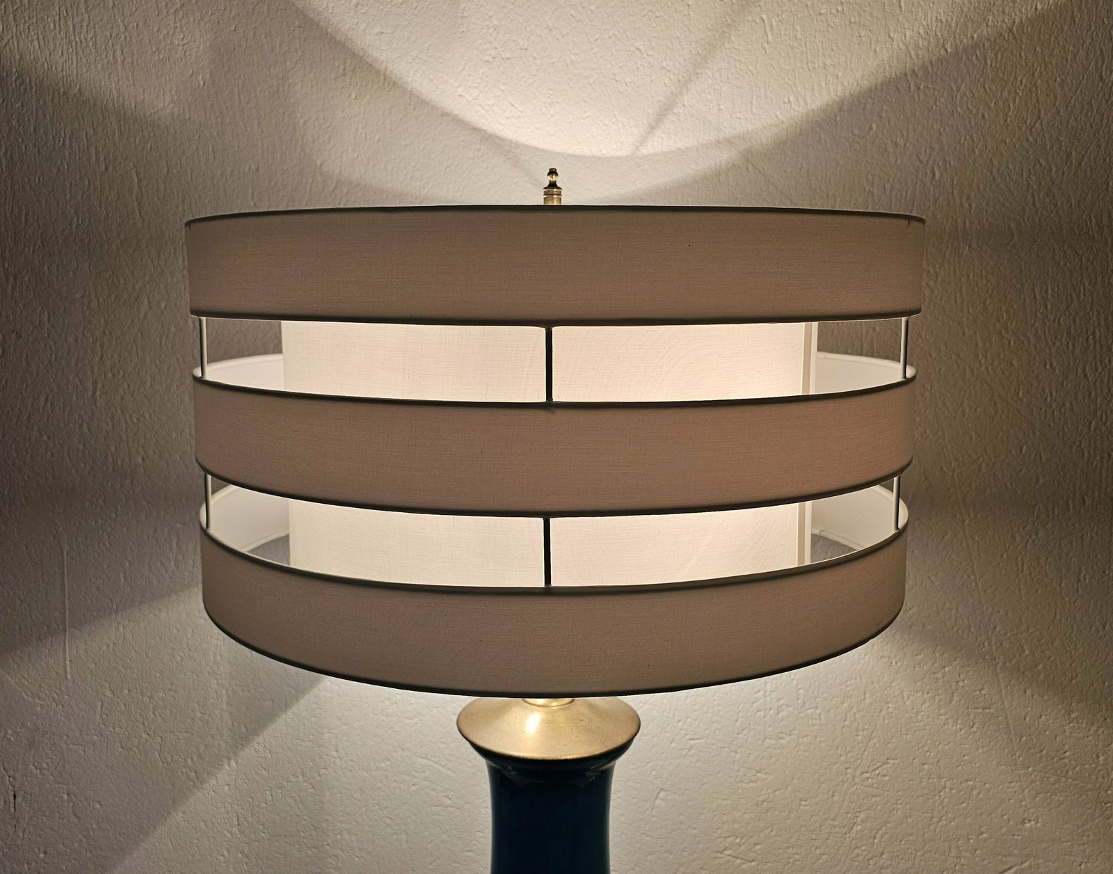 Rare Mid Century Modern Large Ceramic Table Lamp By Warren Kessler New York Done In Ceramics And Mahogany // Made In USA In 1950s photo vinterior