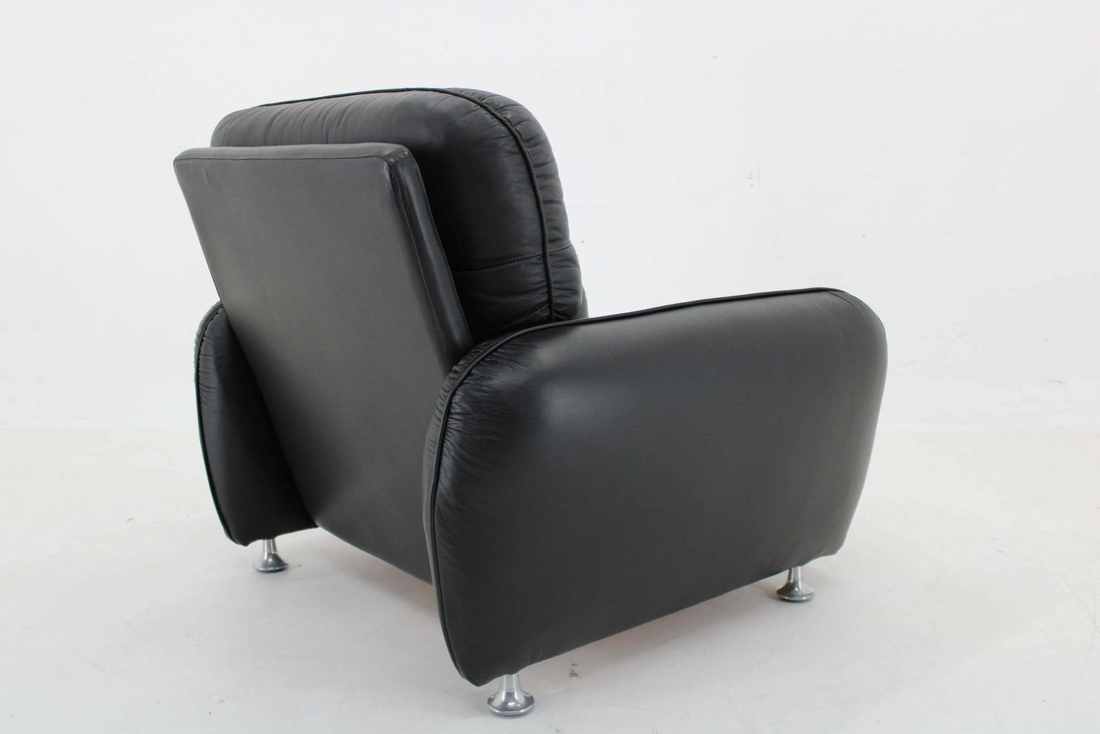 1970s Armchair In Black Leather, Italy photo vintage