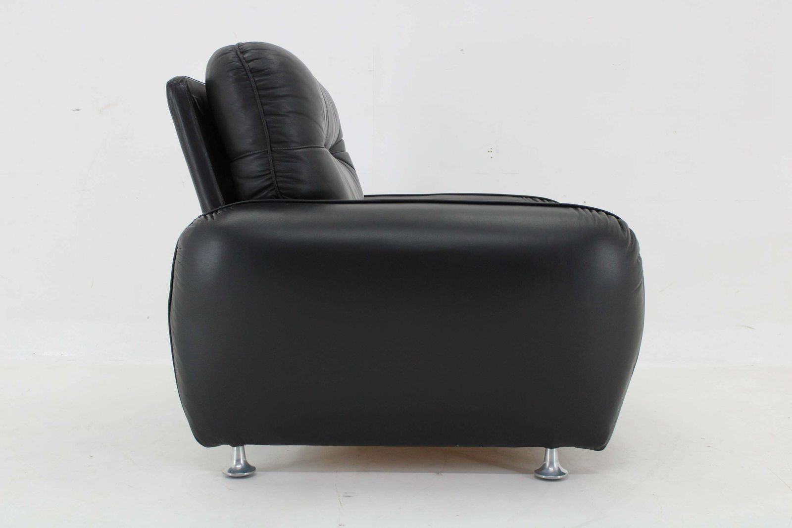 photo furniture 1970s Armchair In Black Leather, Italy