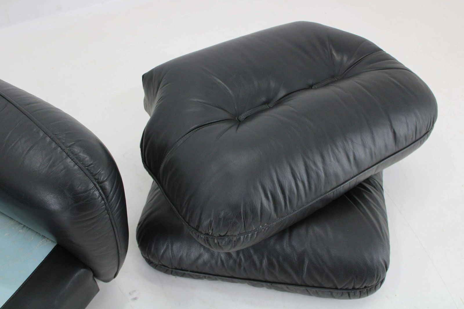 photo vinterior 1970s Italian Armchair In Black Leather