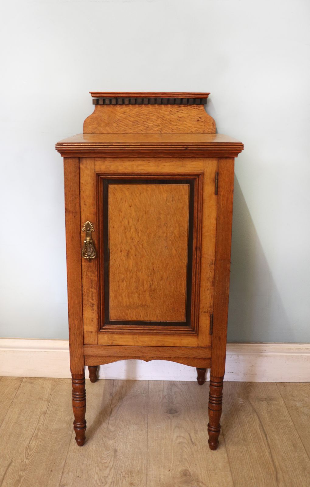 A Lovely Shapland & Petter Oak Inlaid Bedside Cabinet