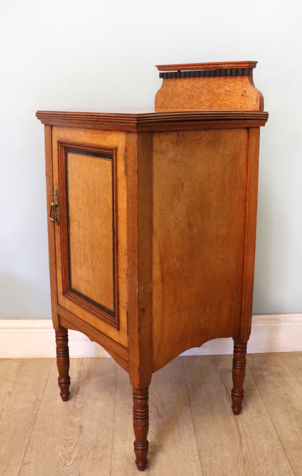 A Lovely Shapland & Petter Oak Inlaid Bedside Cabinet photo Furniture