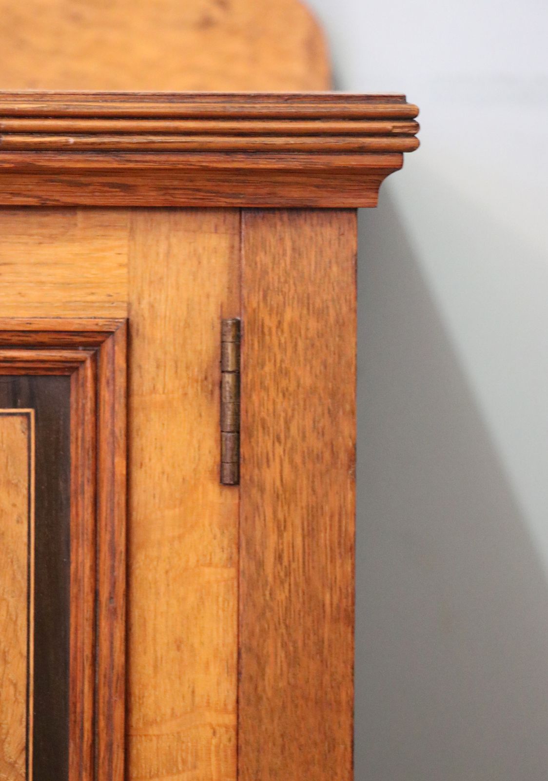 photo buy A Lovely Shapland & Petter Oak Inlaid Bedside Cabinet