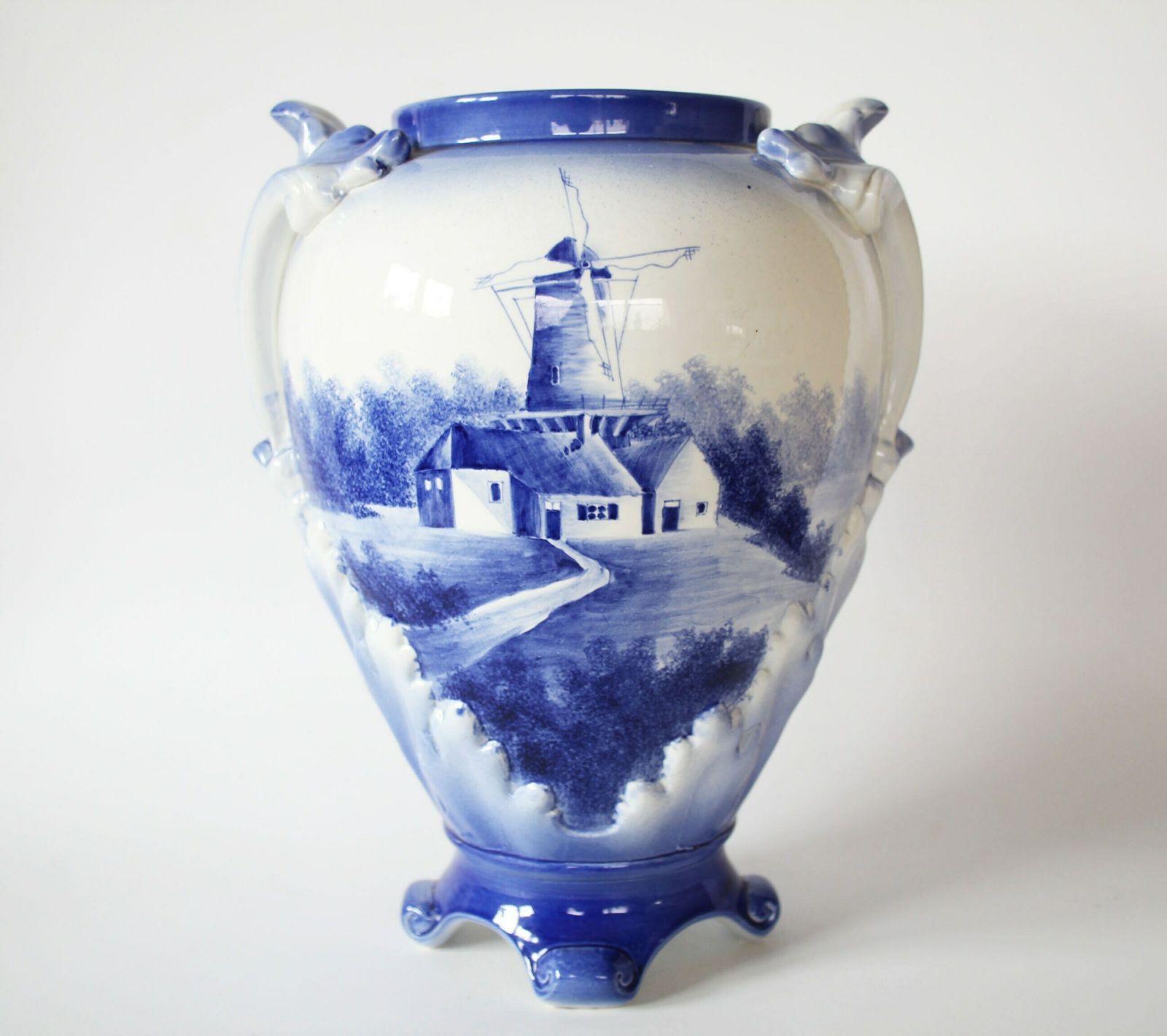 Grote Vintage Vaas In Blauw En Wit Keramiek, Ca. Jaren 1930, Delfts Aandoende Stijl Met Molenmotief, Handgeschilderd, Met Reliëfdecor – Nimy Mons