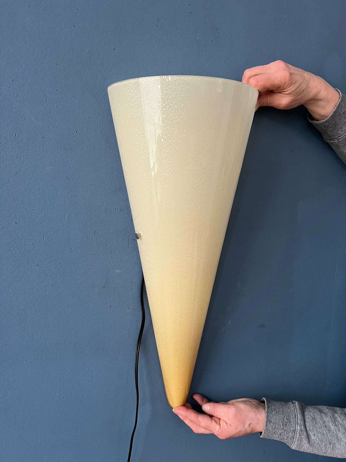 Bijzondere Handgemaakte Glazen Wandlamp Met Gouden Elementen photo vinterior