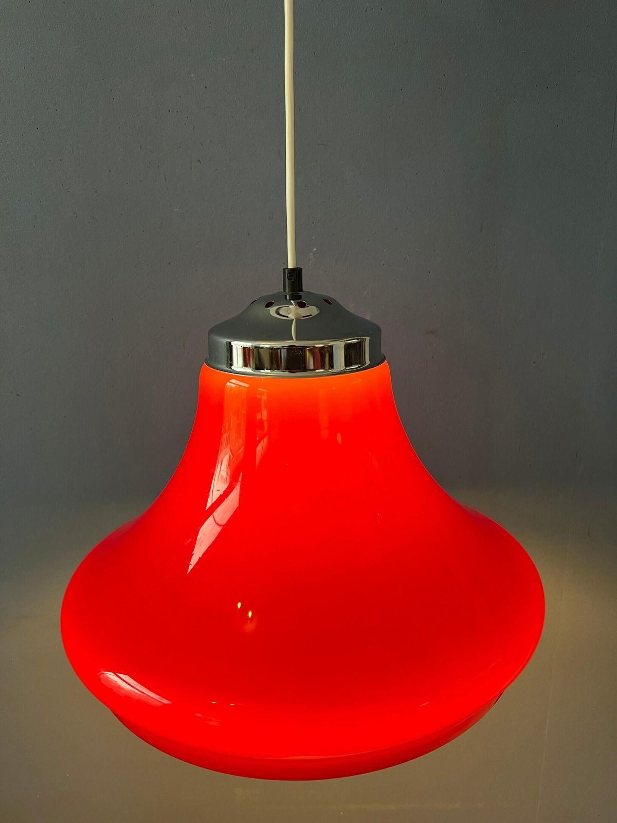Rode Space Age Hanglamp Van Plexiglas Met Chromen Afdekking photo Verlichting