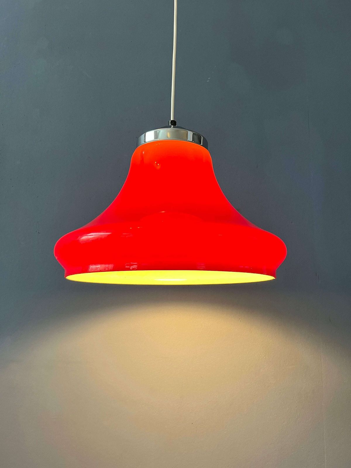 Rode Space Age Hanglamp Van Plexiglas Met Chromen Afdekking photo 263.0