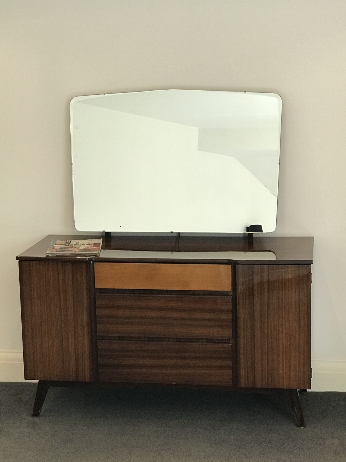 photo vintage Mid Century Set Of Meredew Bedroom Furniture From 1960’s.  Chest Of Drawers And Dressing Table