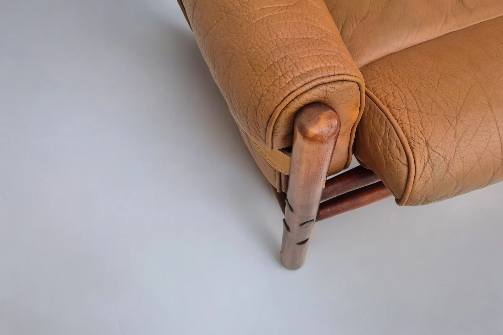 5800.0 1960s, Scandinavian Design By Arne Norell, Sofa, Leather, Beech Wood, Model "Kontiki", Original Condition. photo