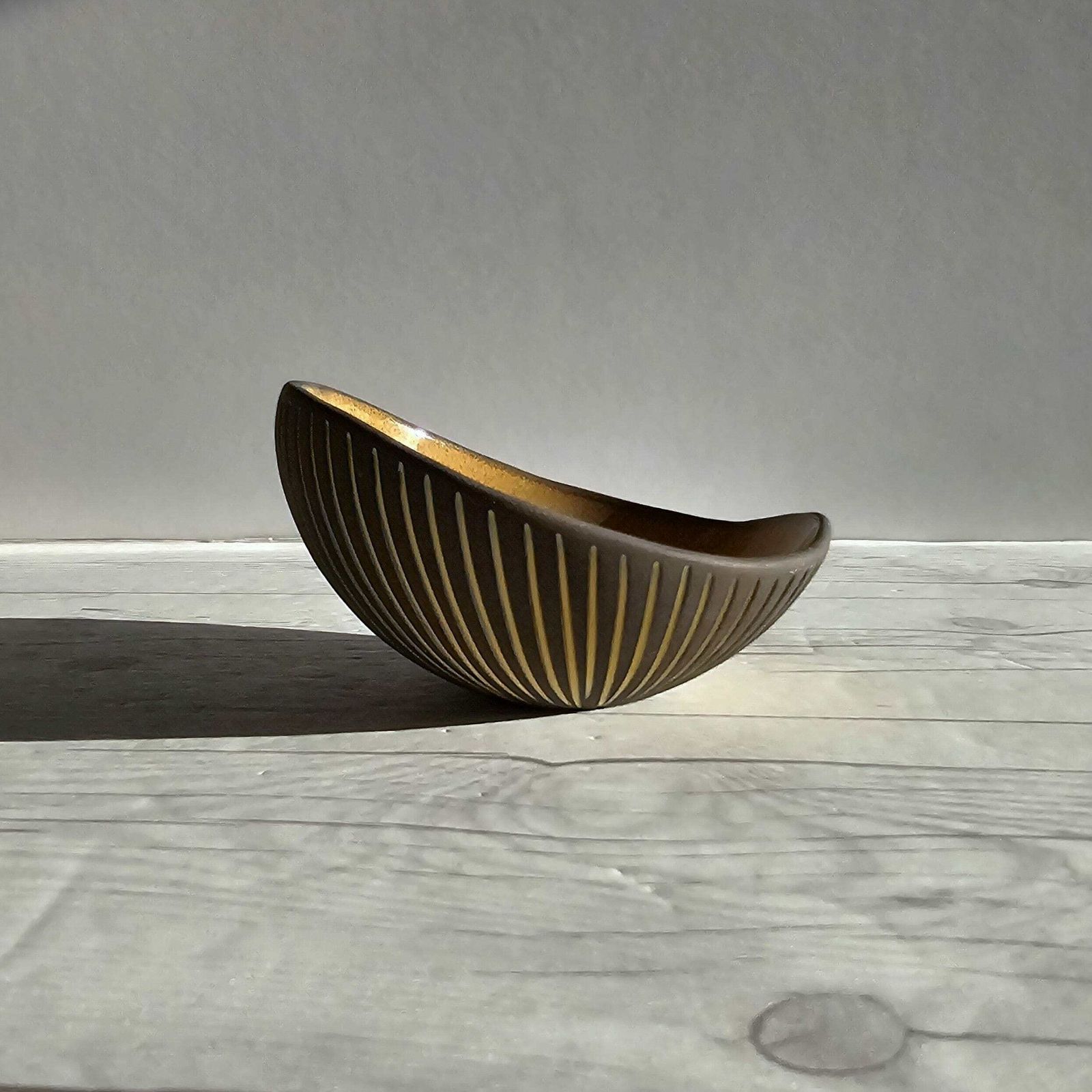Hjordis Oldfors For Upsala Ekeby, 1954 'Kokos' (Coconut) Series, Modernist Sculptural Sgraffito Dish