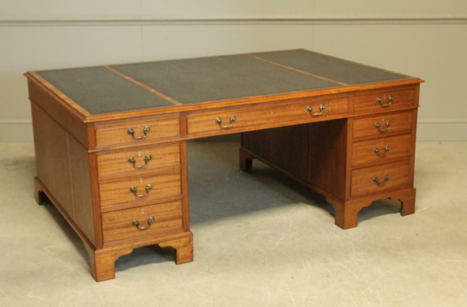 Early 20th Century Large Mahogany Partners Desk photo vinterior
