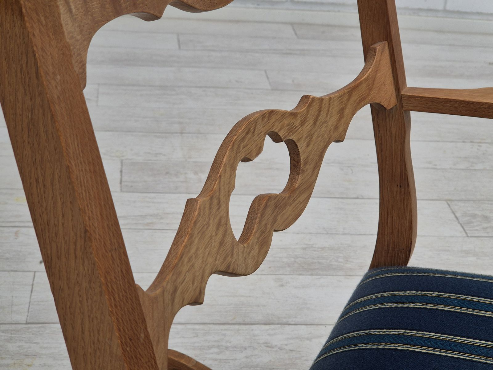 photo furniture Ca. Jaren 1970, Deens Design, Schommelstoel Van Eikenhout Met Voetenbank, Meubelwol, Ongerestaureerde Staat.