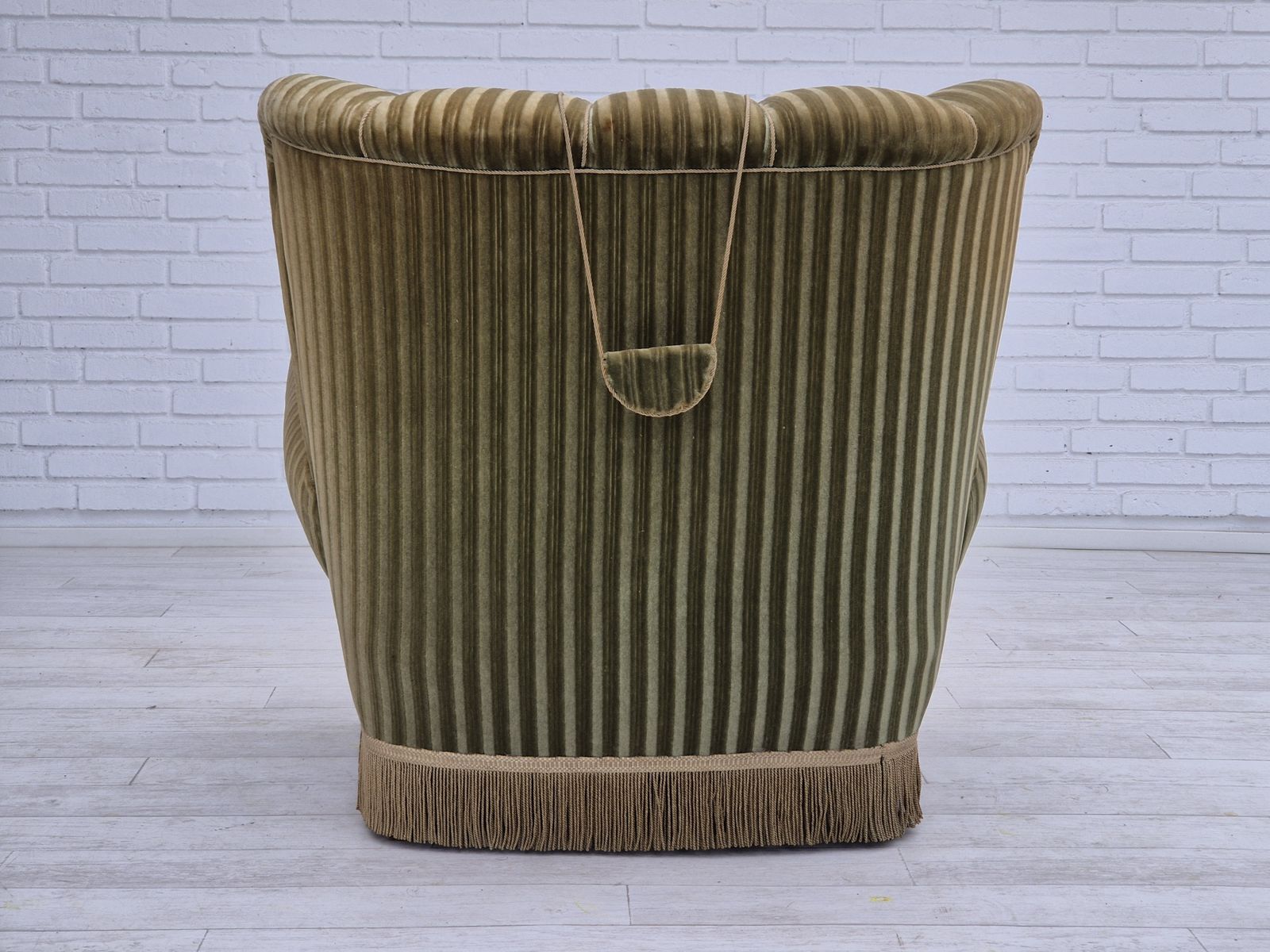 photo vinterior 1960s, Danish Relax Armchair, Original Condition, Green Furniture Velour.