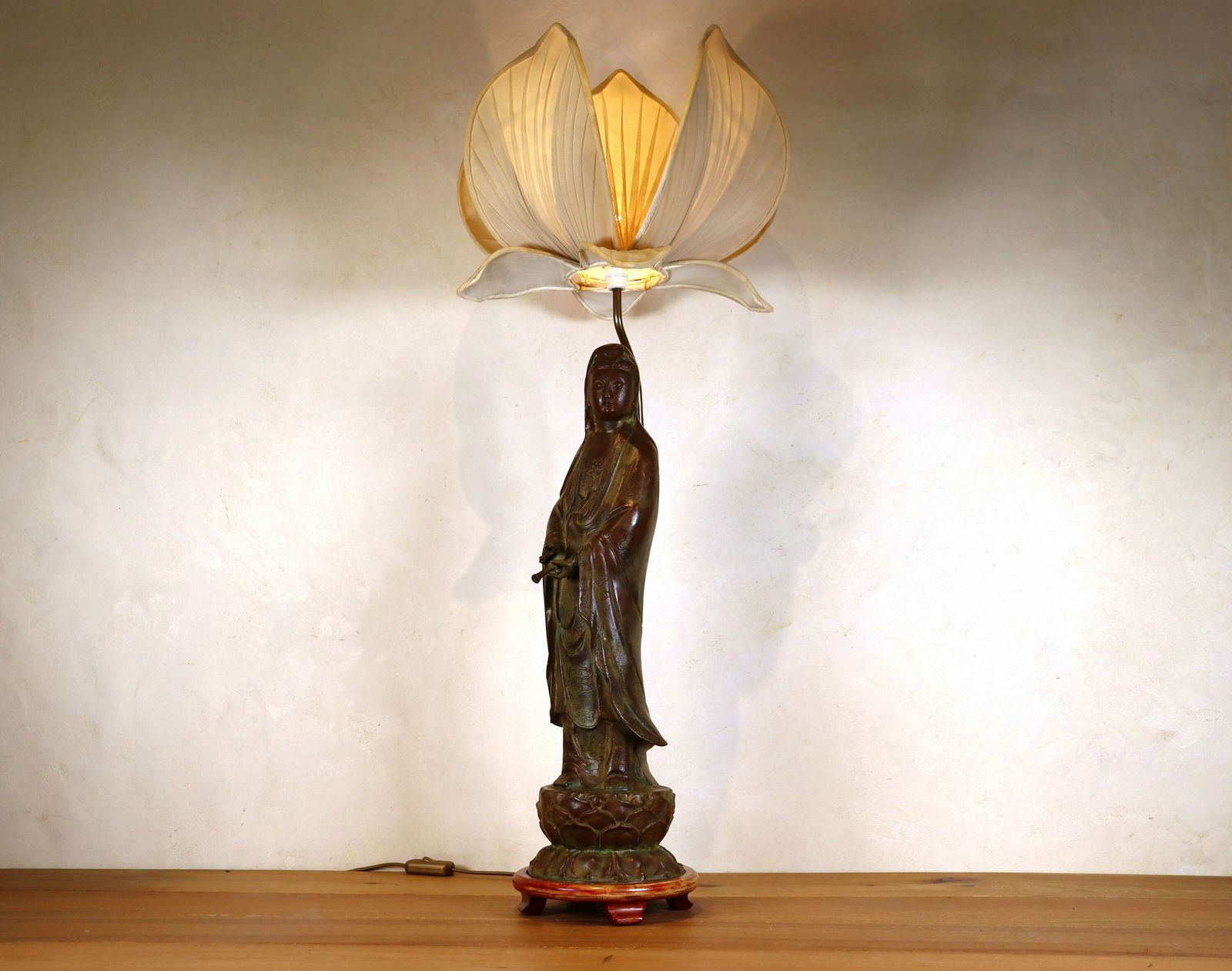 1970's Bronze Guanyin Chinese Asian Lamp Hollywood Regency With Lotus Flower Lampshade (St.169)