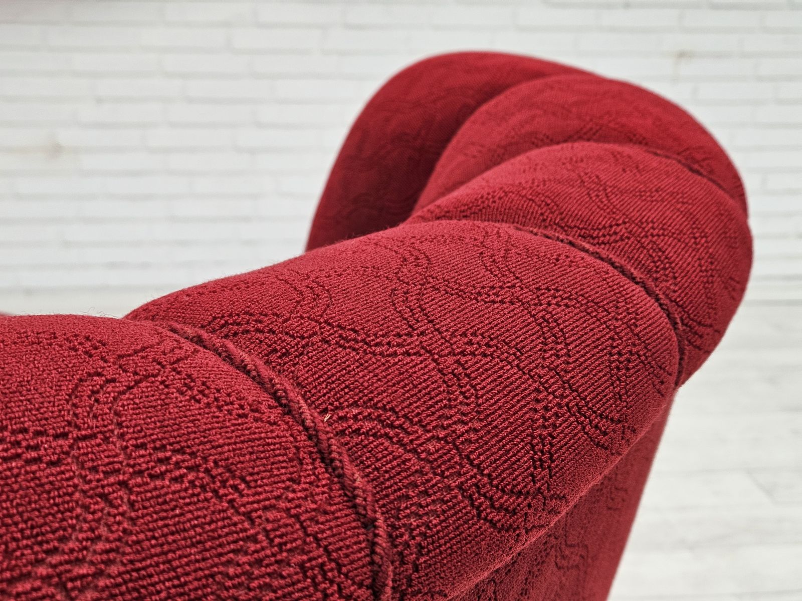 photo buy Jaren 1960, Deense Relaxfauteuil, Goede Staat, Rood Katoen/Wol, Eikenhout.