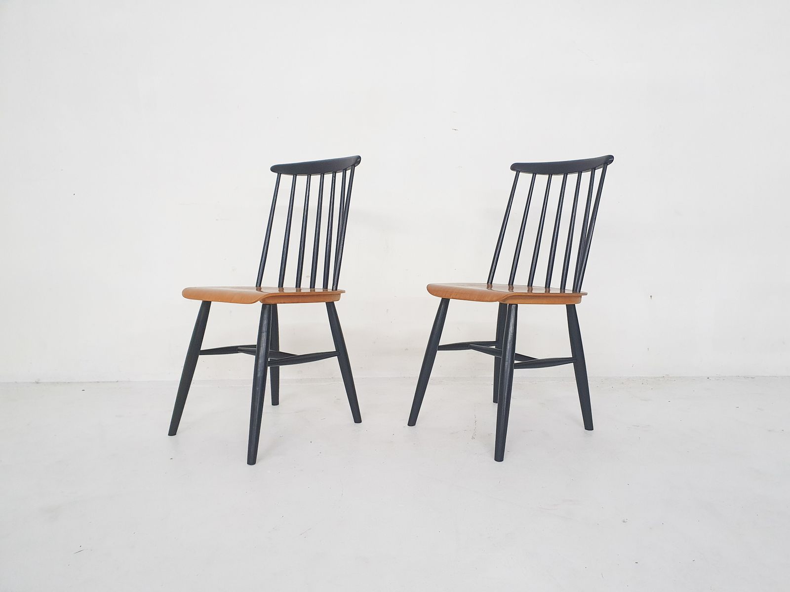 Set Van Twee Stoelen Met Spijlenrug, Nederland, Ca. Jaren 1960 photo furniture