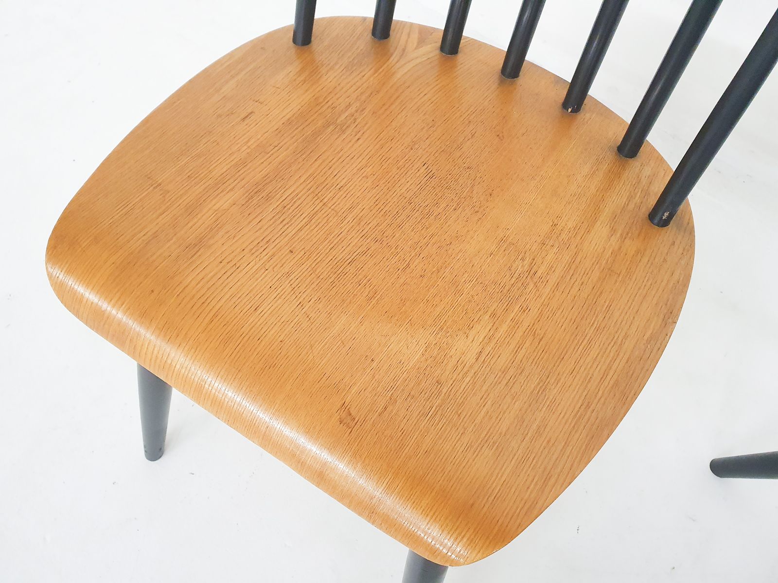 Set Van Twee Stoelen Met Spijlenrug, Nederland, Ca. Jaren 1960 photo vintage