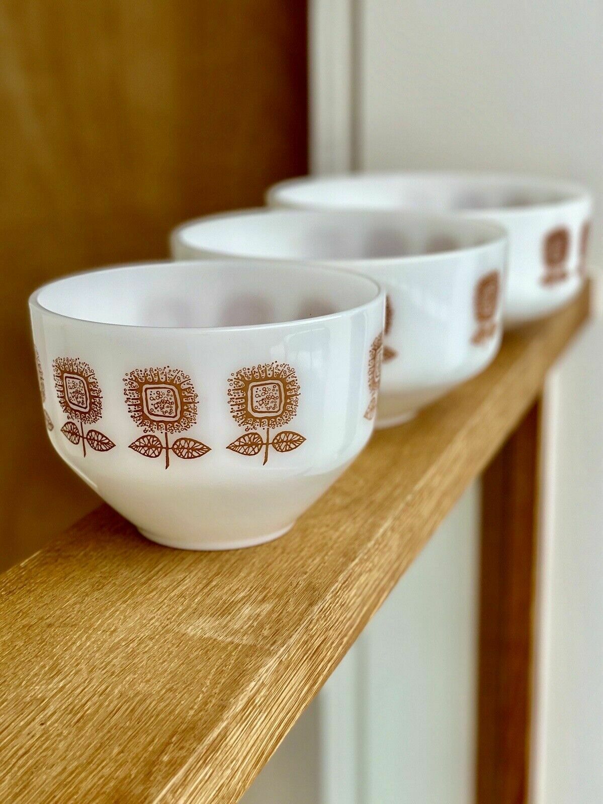 photo vinterior 3 Vintage Federal Connoisseur Sunflower Mixing Bowls From The 1960s.