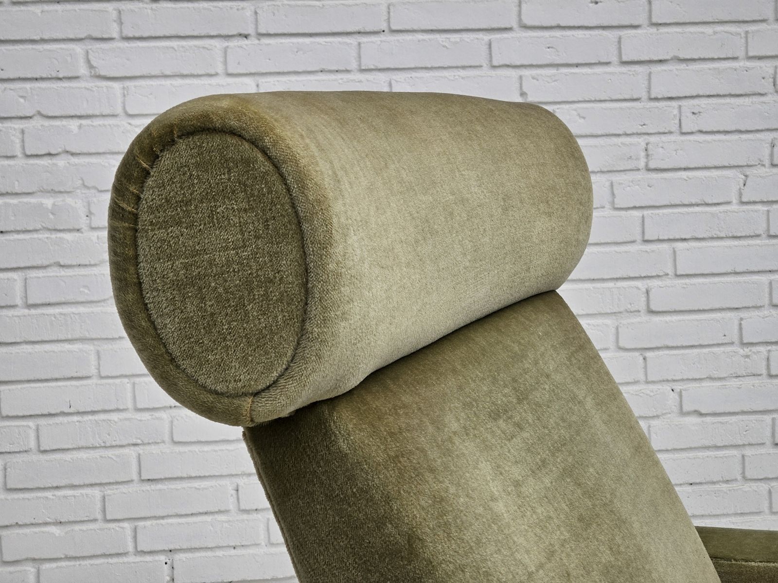 photo vintage 1970s, Danish Armchair, Original Condition, Furniture Velour, Woven Wool Fabric, Teakwood.