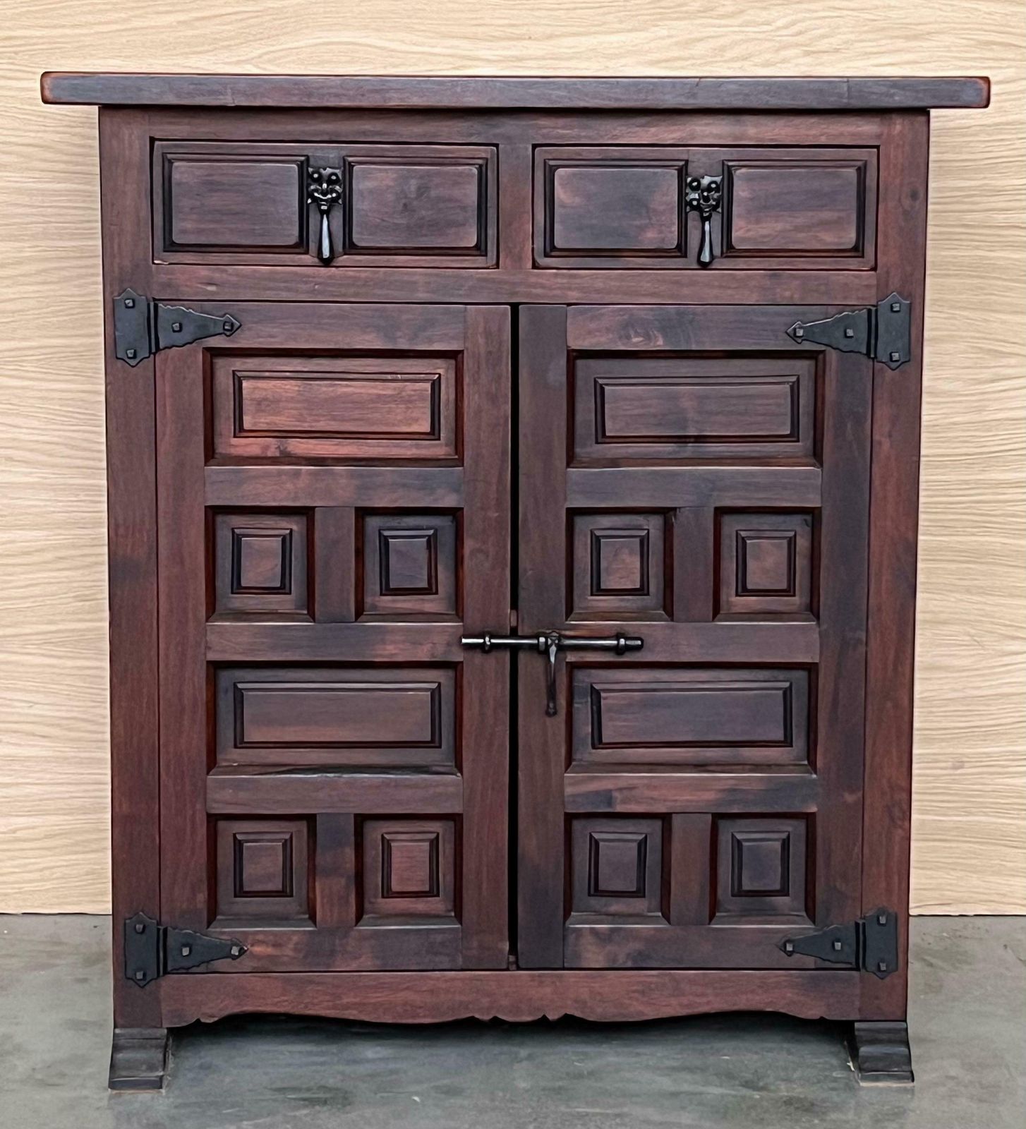 Buffet baroque espagnol à deux tiroirs en noyer sculpté, XIXe siècle photo for sale