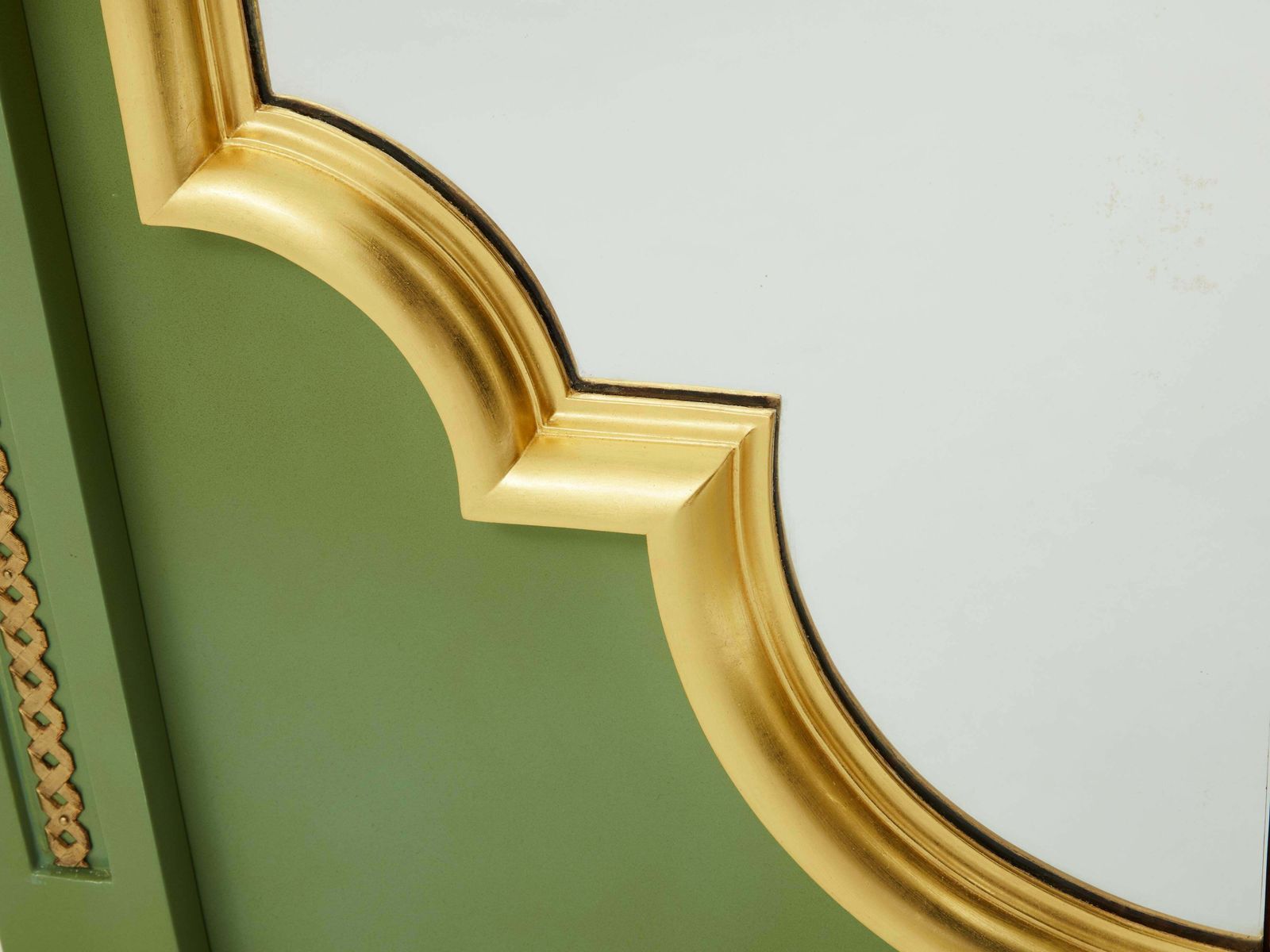 Mobilier Paire d'armoires André Arbus laquées vert céladon, laiton doré, 1930 photo